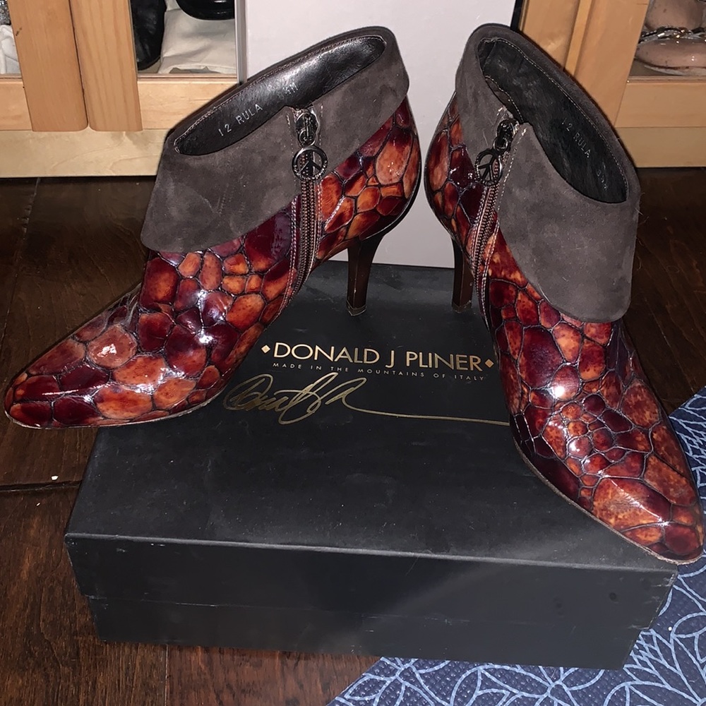 Donald J Pliner tortoise/suede 8.5M boots. Gorgeous and comfortable. Like new!